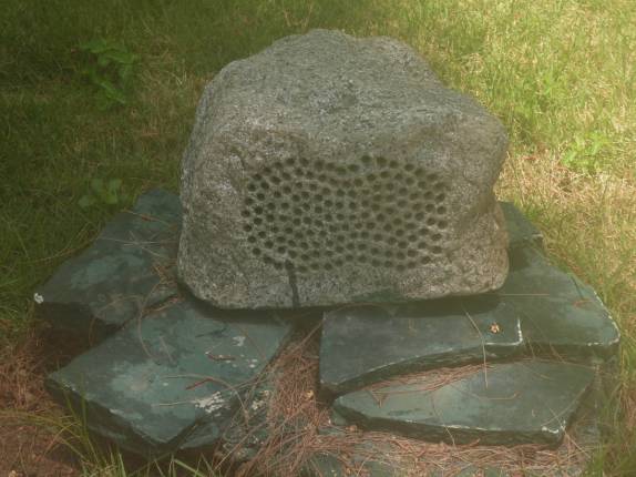 Nos caminhos do hotel, muitas caixas de som disfarçadas de pedra (em Punta Cana, no litoral da República Dominicana)